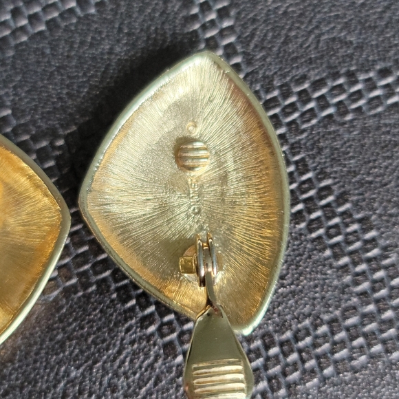 Vtg NOS Monet Gold Tone Hammered Clip-On Earrings - Picture 5 of 8